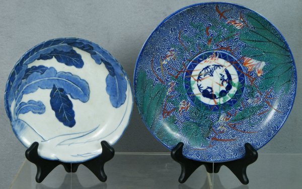 2 Japanese plates, a small blue and white plate 7": 2 Japanese plates, a small blue and white plate 7" in dia, minor edge chipping, together with a second clobbered plate 9" in dia, edge roughness, c 1900's