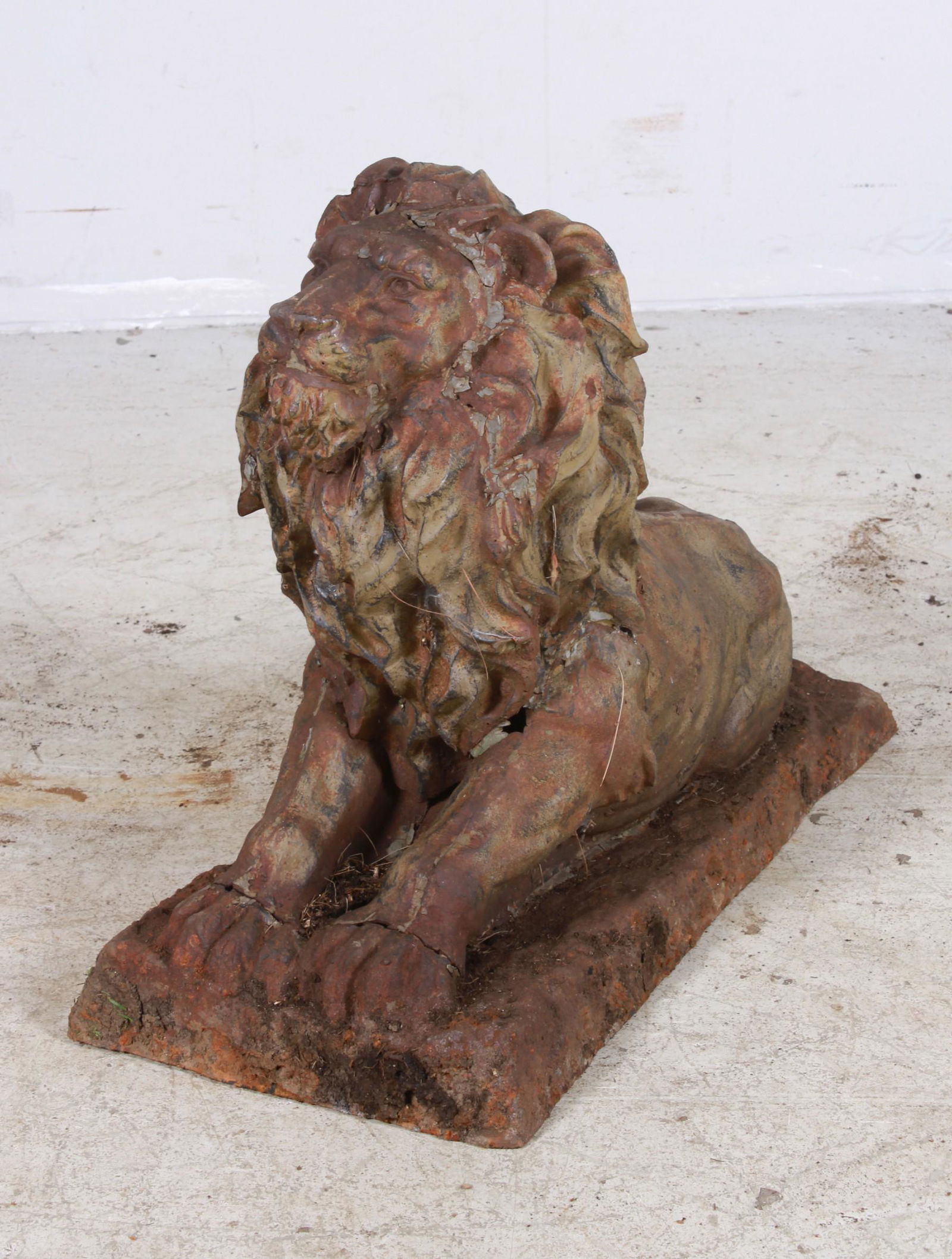Cast iron sitting lion (1 of 4)
