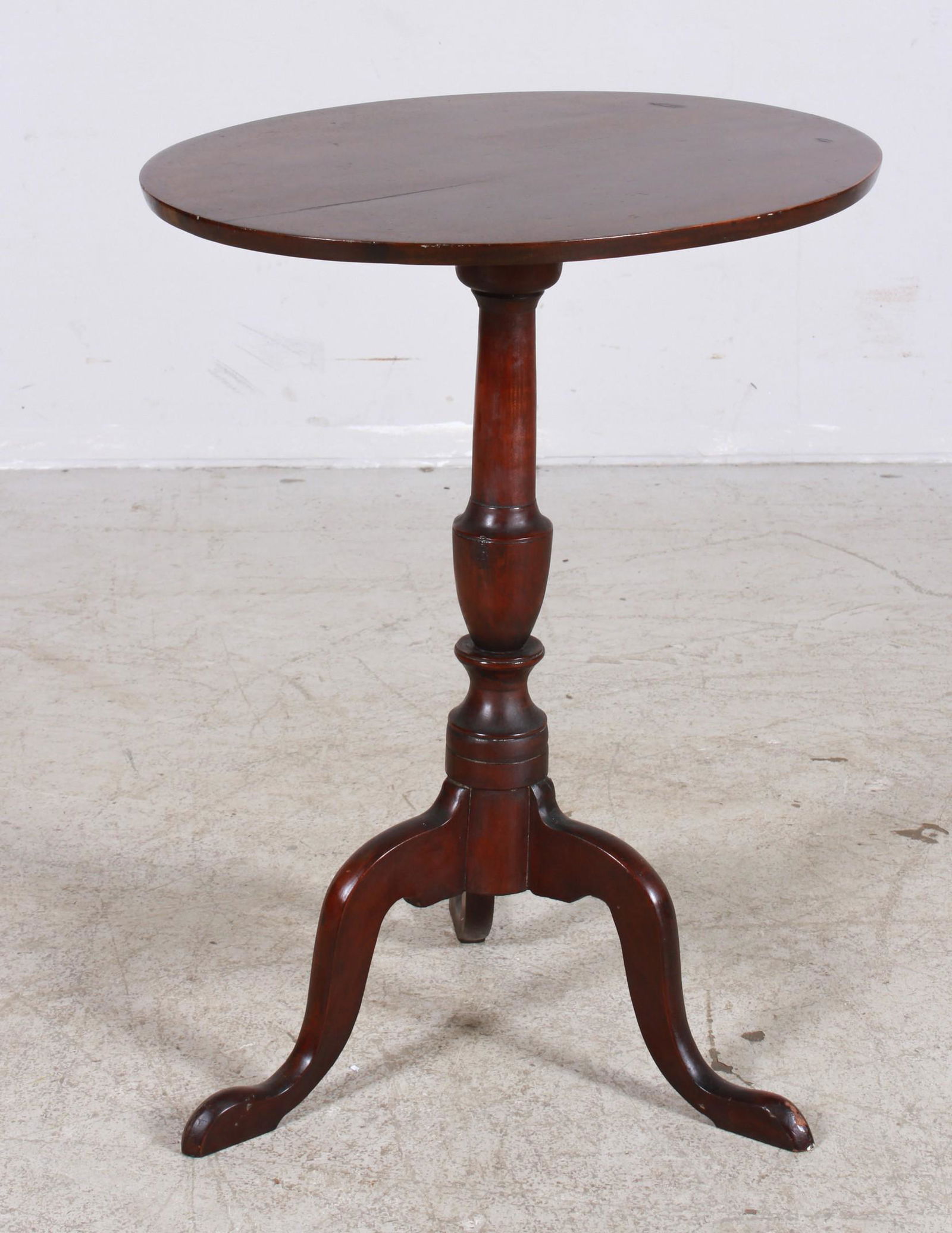 Oval cherry American candle stand (1 of 2)