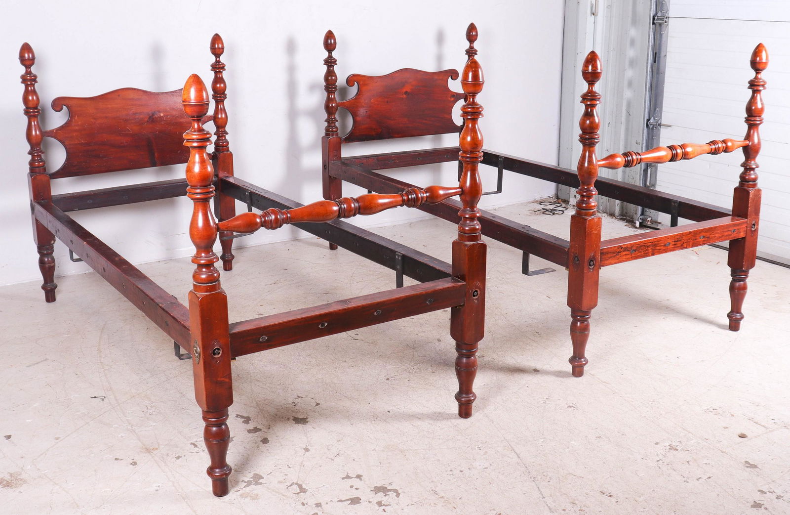 Pair twin beds (1 of 3)