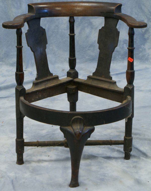 Walnut Queen Anne corner chair, breaks and losses,: Walnut Queen Anne corner chair, breaks and losses, no seat frame, 30" high