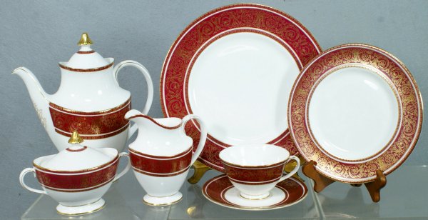 80 pcs Royal Doulton "Buckingham" H4971 dinnerware: 80 pcs Royal Doulton "Buckingham" H4971 dinnerware, c/o 8 each dinner plates, salad plates, bread plates, cream soup bowls and saucers, cups and saucers, demitasse cups and saucers, two each oval plat