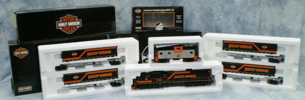 4 pc set, Rail King by MTH Electric Trains, Harley-D: 4 pc set, Rail King by MTH Electric Trains, Harley-Davidson SD60M Diesel Collector Set, (1) Harley-Davidson SD60M Diesel Engine w/Proto-Sound 2.0 Item No. 20-2595-3 (2) Harley-Davidson 2-Car Spine Car