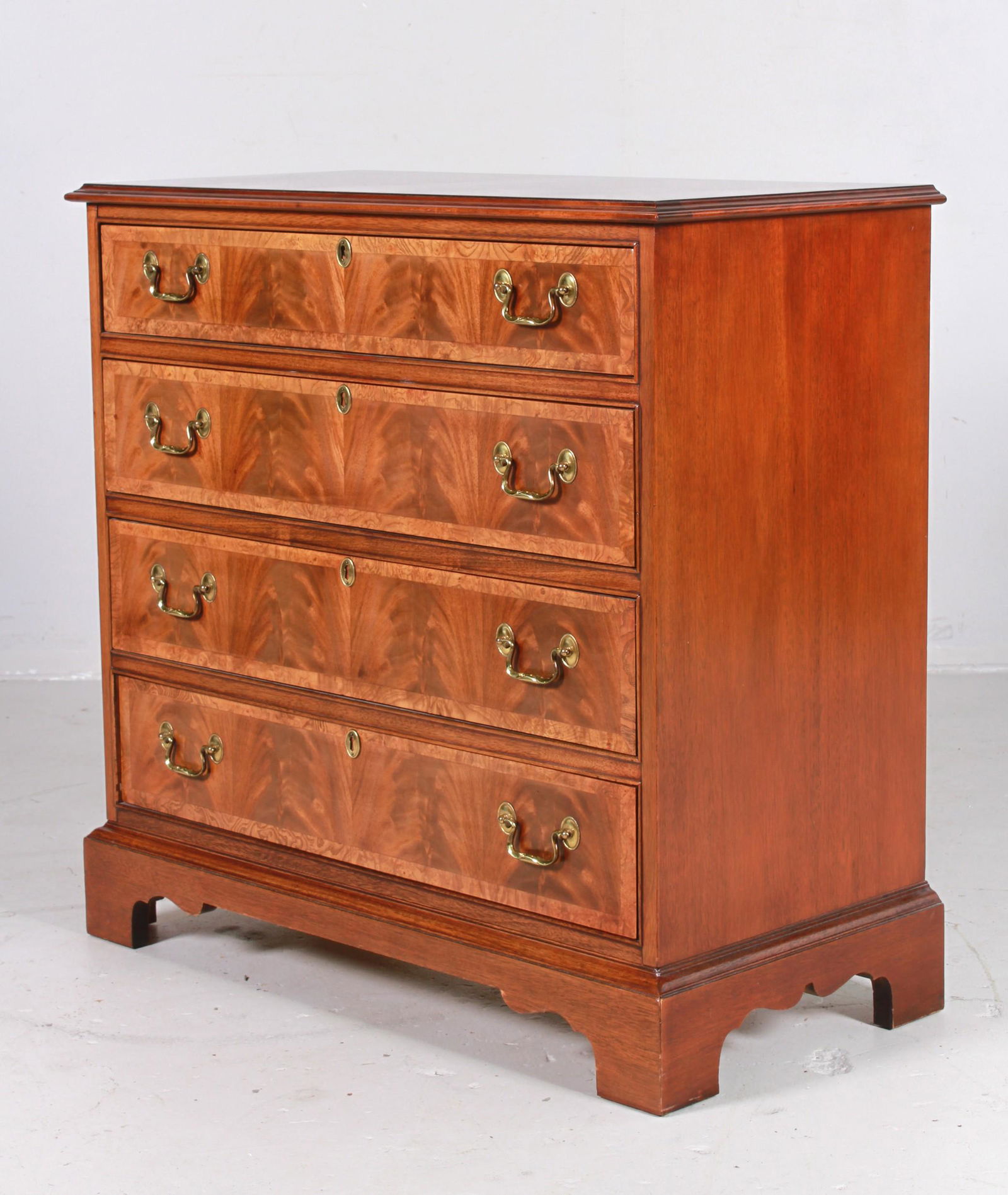 Mahogany 4-drawer bachelor's chest (1 of 2)