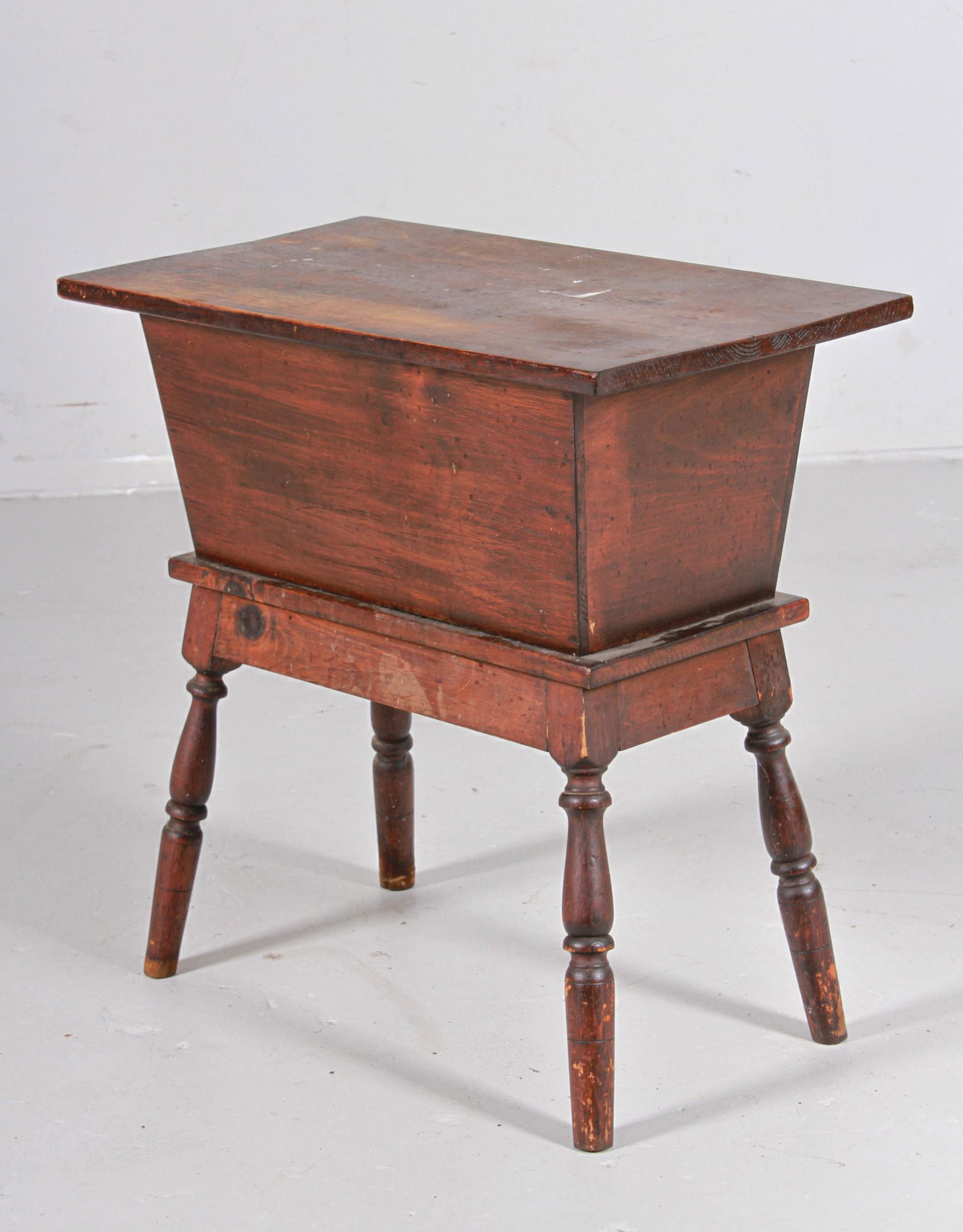 Pine dough box on stand (1 of 2)