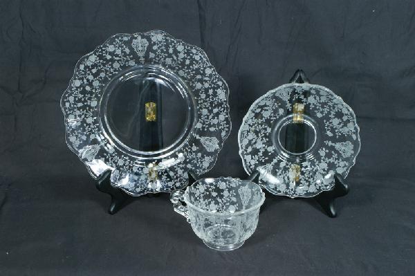 36 pcs Cambridge Rose Point tableware, 12 each Sh: 36 pcs Cambridge Rose Point tableware, 12 each Shape 3900 cups and saucers, 8" plates, no damage