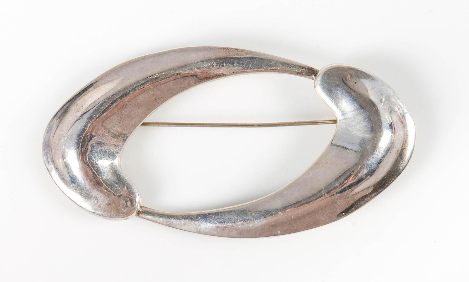 Contemporary Robert Lee Morris Brooch Sterling: Contemporary Robert Lee Morris brooch, sterling Silver. Marked 925. Weight: 0.67 ozt. 3.5x1.5".