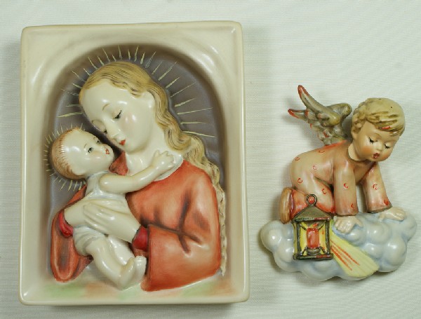 2 Hummel wall plaques: Madonna and Baby - 48/II, 5: 2 Hummel wall plaques: Madonna and Baby - 48/II, 5 3/4" x 5 1/2", wall plaque - 310, modern marks, no damage, no boxes, 4 digit security code etched on base