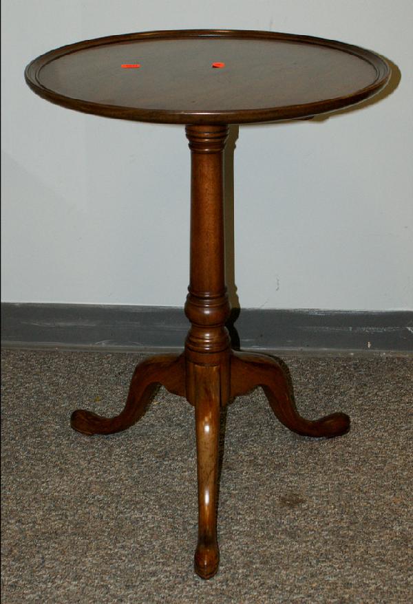 Kittinger mahogany Queen Anne dish top table, turned: Kittinger mahogany Queen Anne dish top table, turned pedestal and cabriole legs, 26 3/4" h, diameter 20 1/4"