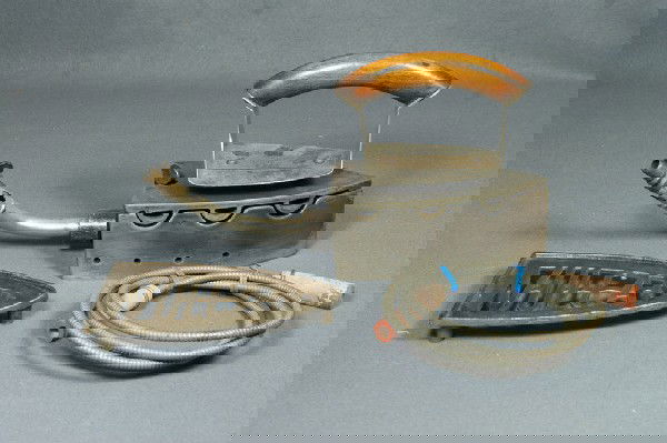 "Akron Gas Iron patented Aug 17, 1909, Akron Ohio,: "Akron Gas Iron patented Aug 17, 1909, Akron Ohio, with a vintage gas supply line, sitting on a steel trivet marked Vulcan, iron 7 1/2" l