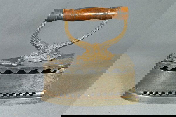 Charcoal box iron with inverted dolphin cast iron: Charcoal box iron with inverted dolphin cast iron & wood handle, hinged lid, unmarked, 8" l