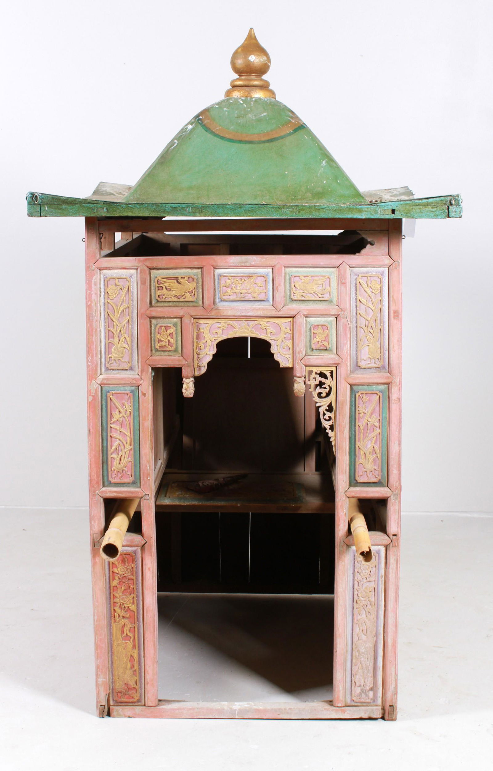 Chinese pagoda form sedan chair (1 of 6)