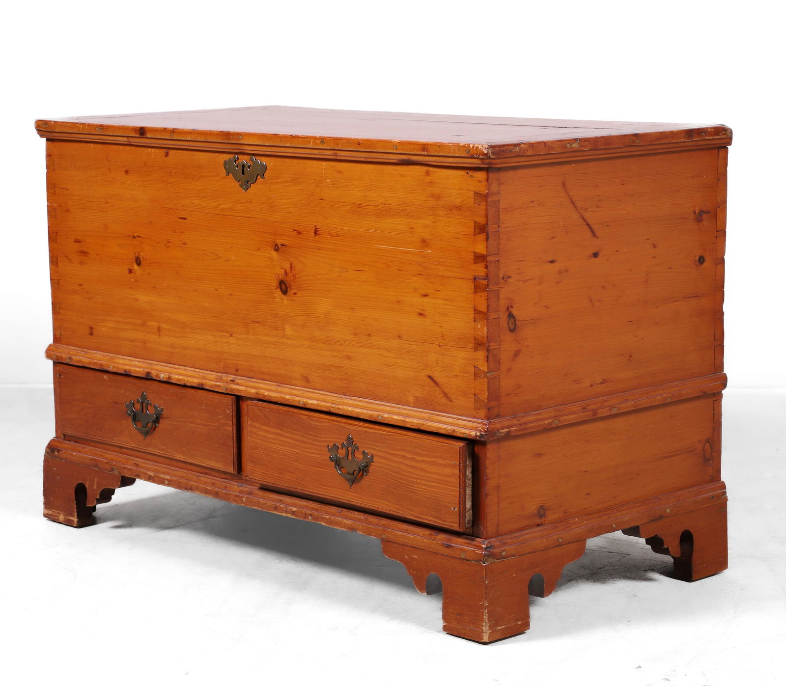 Pine dovetailed blanket chest (1 of 4)