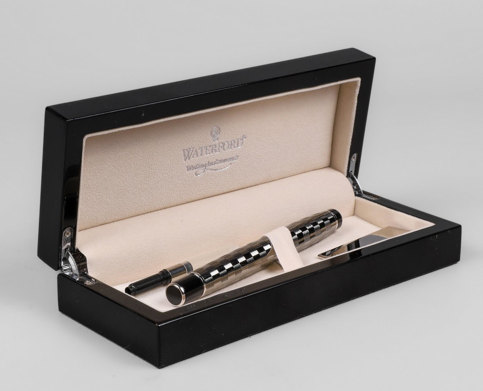 Waterford Writing Instruments Silver Fountain Pen (1 of 4)