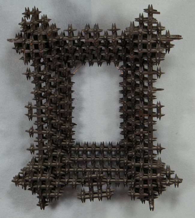 Carved tramp art crown of thorns frame, 15 1/2" x : Carved tramp art crown of thorns frame, 15 1/2" x 13", 6 1/2" x 4 1/4" opening