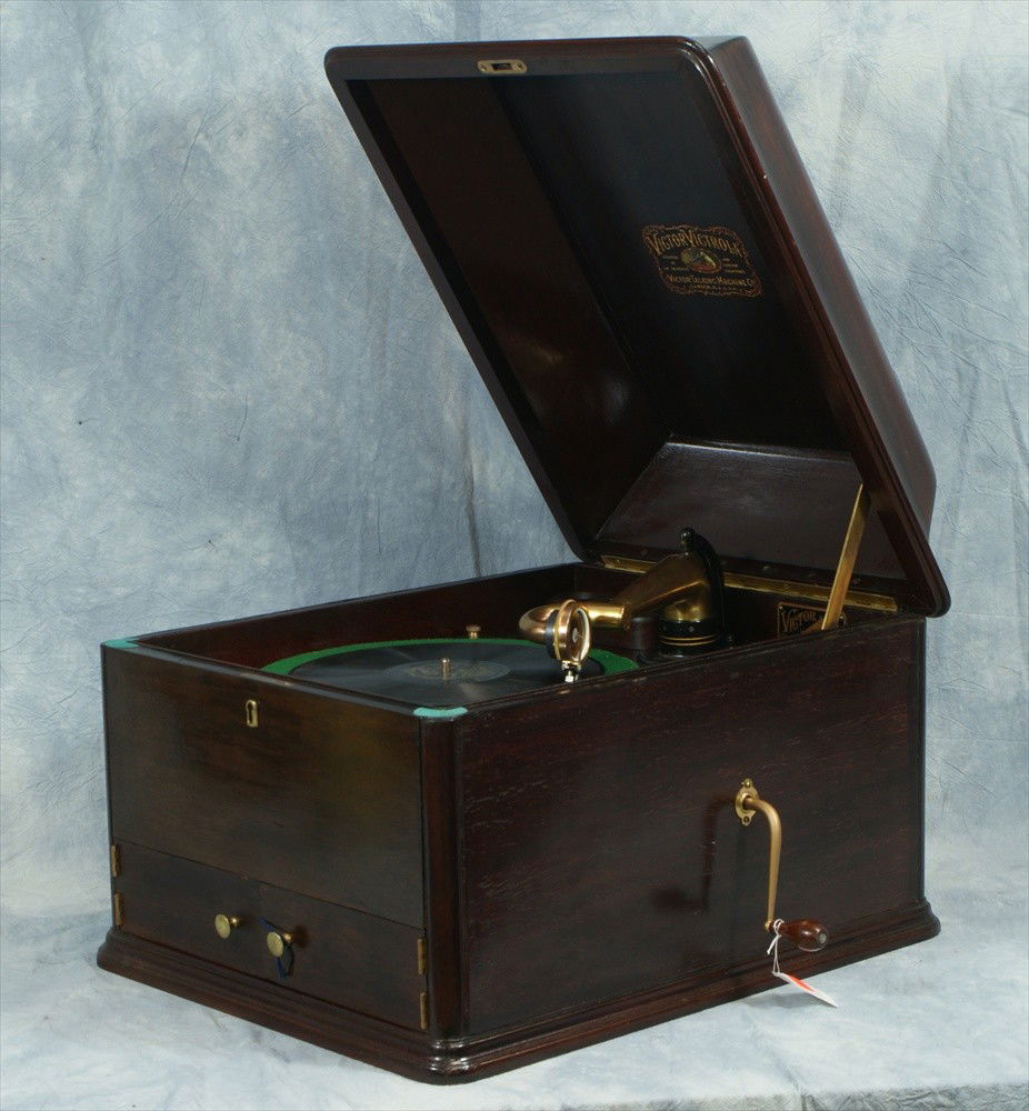 Victor VV-XII mahogany disc record player, SN 2910: Victor VV-XII mahogany disc record player, SN 2910, on original base cabinet, only 6000 made, this is one of the first versions of this machine, very good condition
