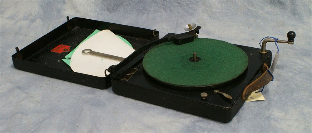 Brunswick Parisian portable disc record player, bl: Brunswick Parisian portable disc record player, black metal case, with crank, paper horn not original