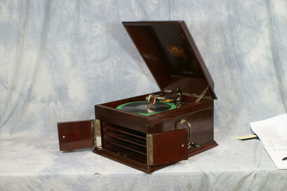 Victor VV-IX mahogany table model disc record play: Victor VV-IX mahogany table model disc record player, SN 884251D, plays very well