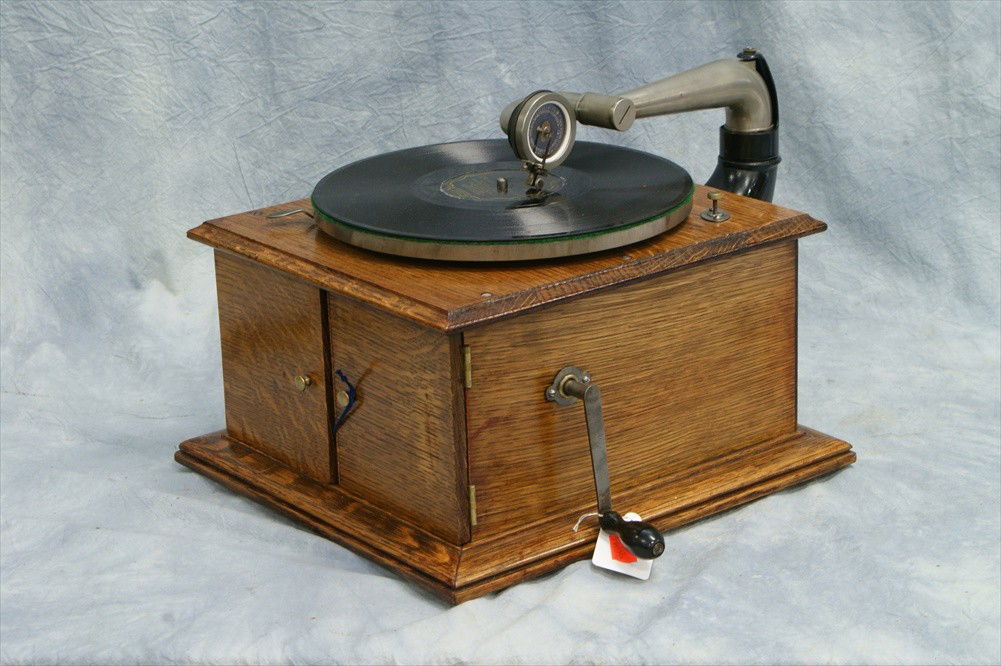 Victor VV-IV oak table model disc record player, g: Victor VV-IV oak table model disc record player, good running condition, SN 84808