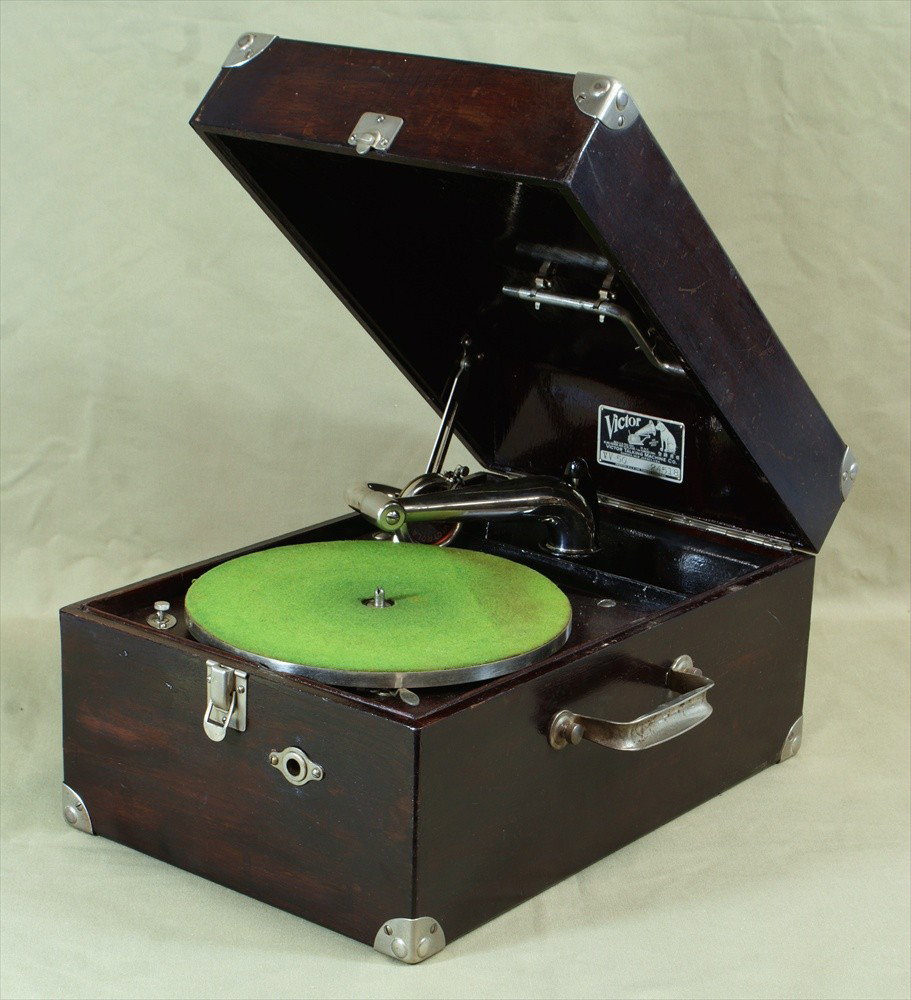 Victor Model 50 portable mahogany phonograph: Victor Model 50 portable mahogany phonograph