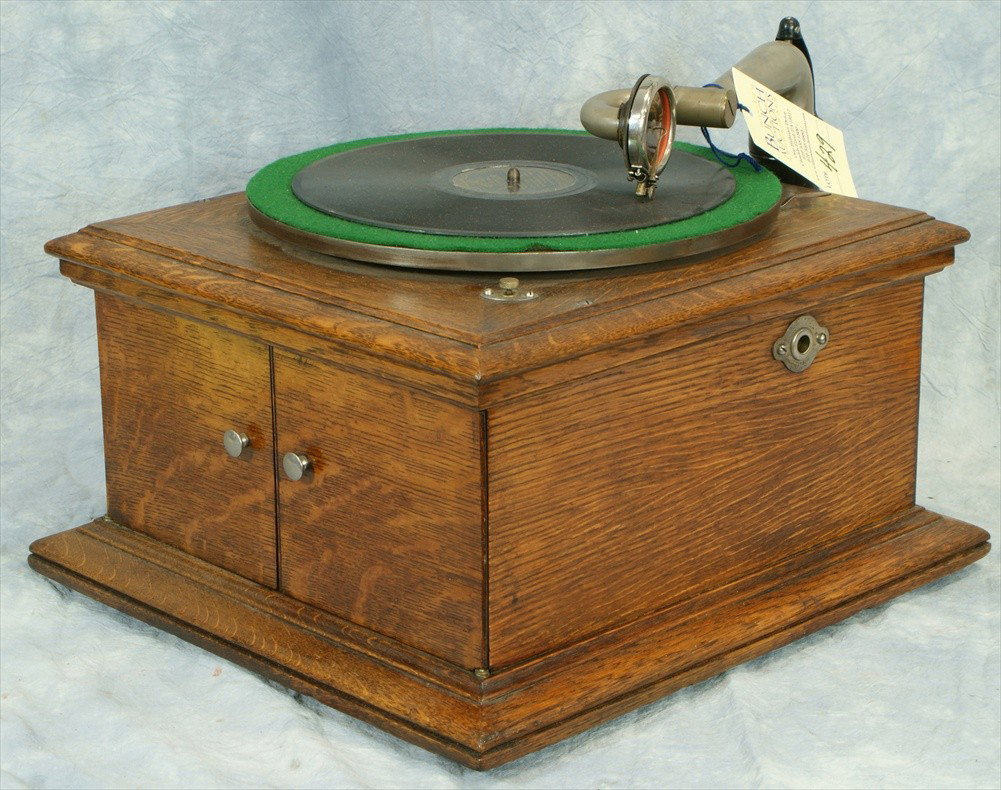 Victor VV-VI oak table top disc record player, pla: Victor VV-VI oak table top disc record player, playing condition good