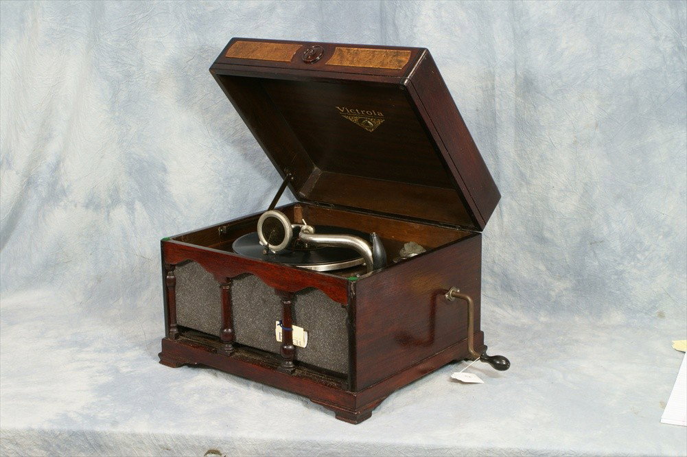 Victor VV-I-70 mahogany table model disc phonograp: Victor VV-I-70 mahogany table model disc phonograph, SN 33630