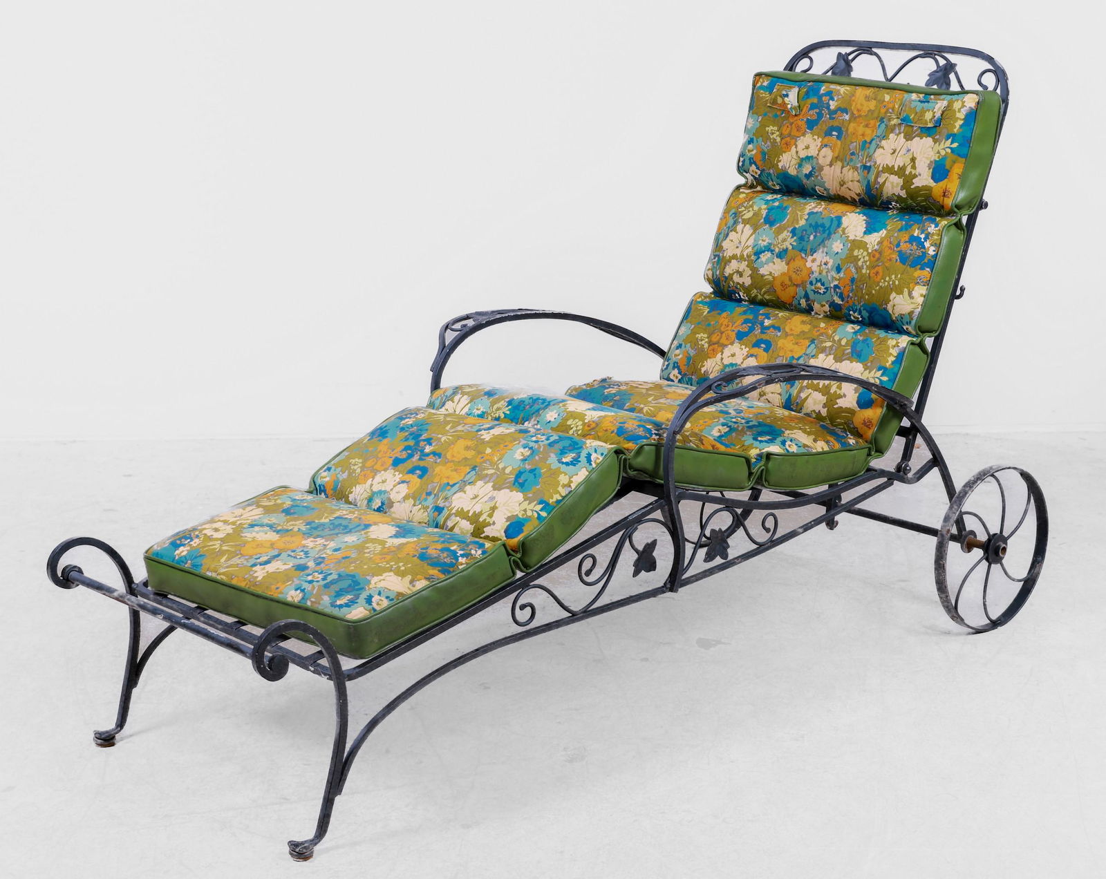 Salterini adjustable chaise lounge (1 of 2)