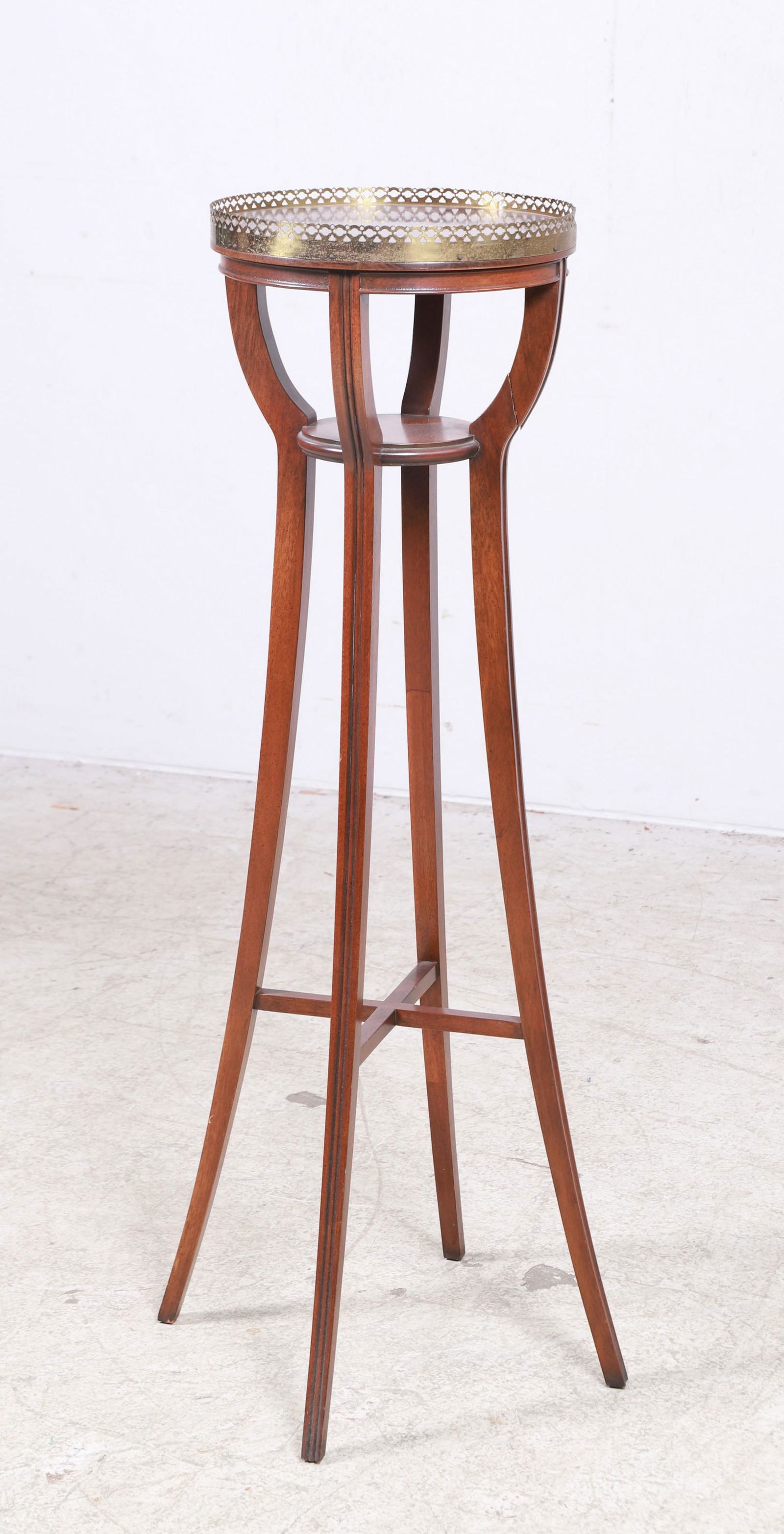 Baker Regency style mahogany pedestal (1 of 4)