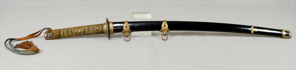 Signed Navy Kai-gunto shagreen scabbard Samurai Sw: Signed Navy Kai-gunto shagreen scabbard Samurai Sword, Shoaw Era Portapee, blade 25-1/2" tapering down to silver washed line copper habaki, Military mounts, blackened Menuki.