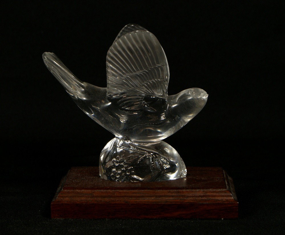 Waterford lead crystal bird figurine on wooden bas: Waterford lead crystal bird figurine on wooden base, WS 1998, figurine 4 5/8" tall