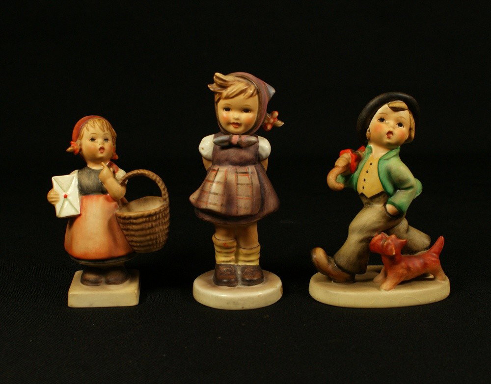(3) Hummel figurines, 5 "Strolling Along", Styliz: (3) Hummel figurines, 5 "Strolling Along", Stylized Bee with crazing, 4 7/8" tall, 258 "Which Hand", modern mark, 5 3/8" tall, 13 "Meditation", 3-Line, 4 1/4" tall