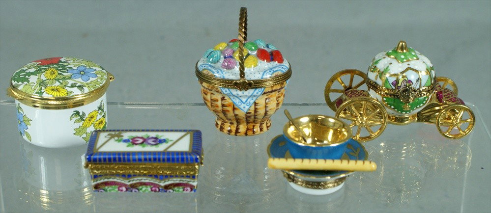 (4) Limoges porcelain & 1 English enamel dresser: (4) Limoges porcelain & 1 English enamel dresser boxes, various themes, largest 3" h