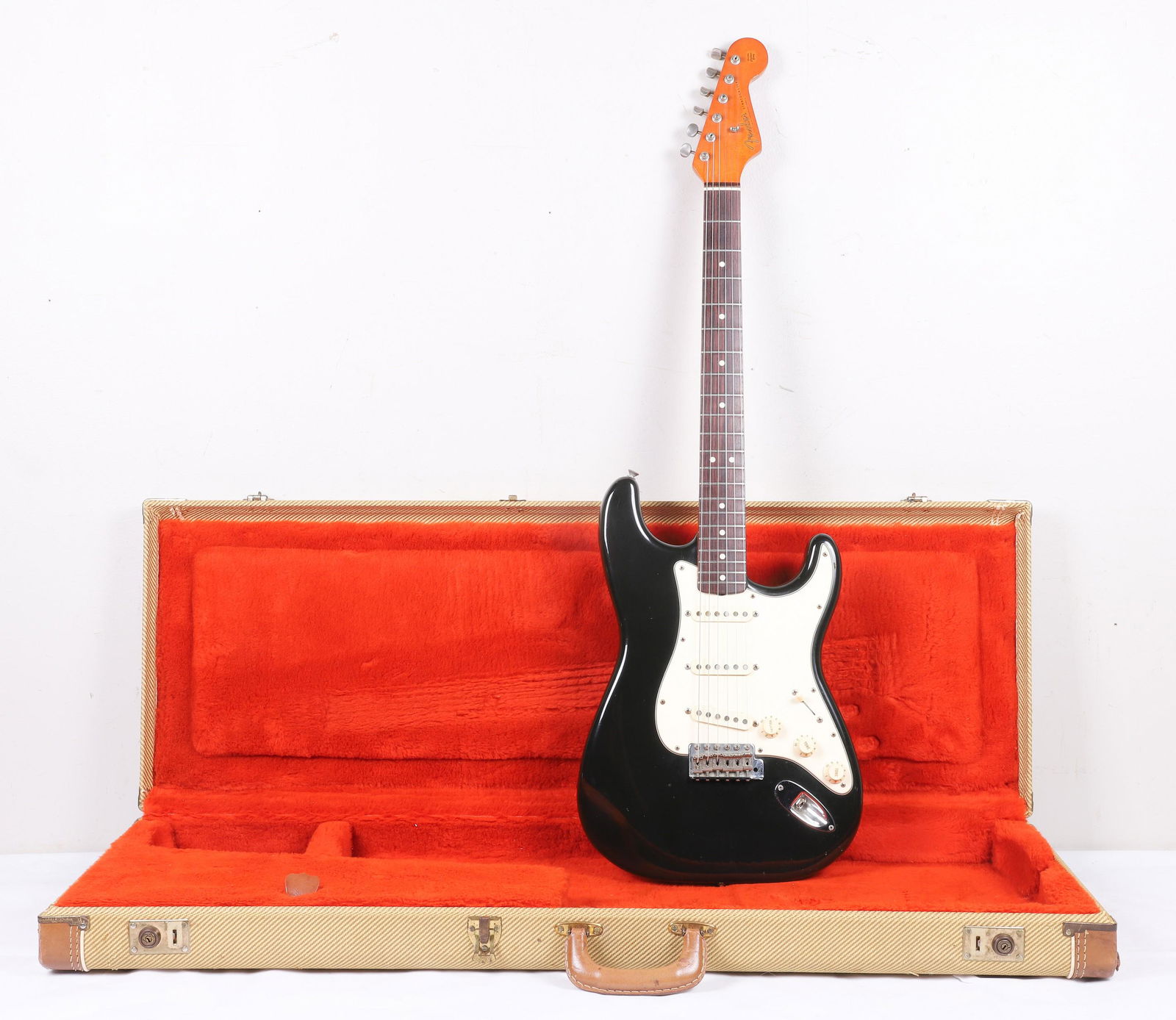 Black Fender Stratocaster V-Serial (1 of 7)