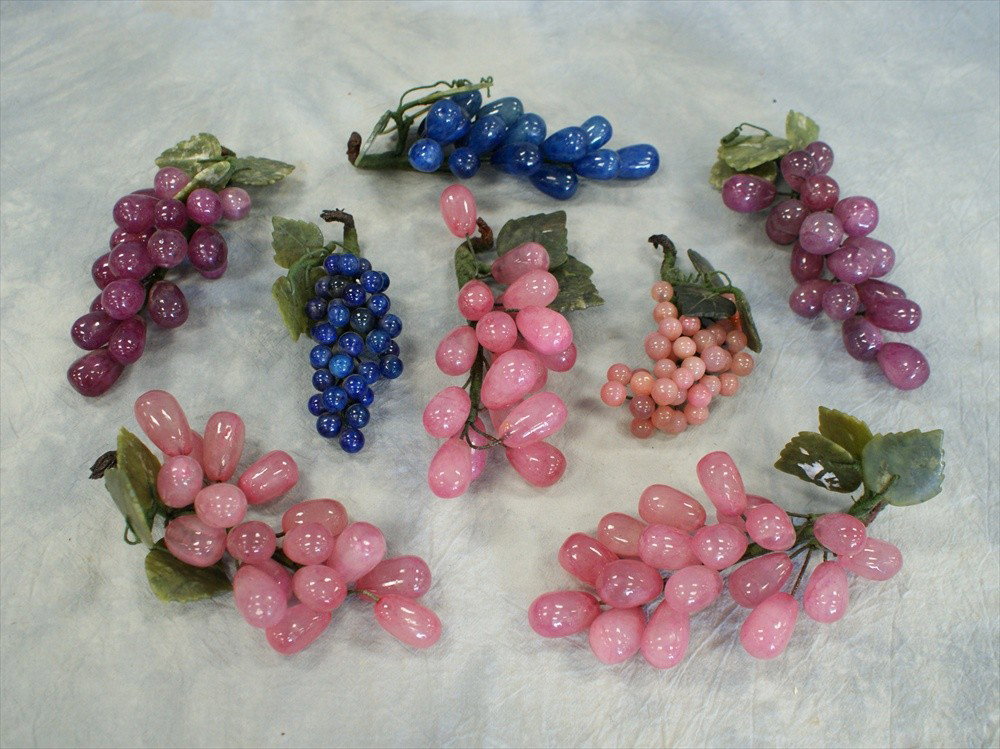 (8) Bunches of stone grapes with hardstone leave: (8) Bunches of stone grapes with hardstone leaves, 20th C