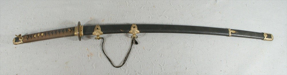 WWII Japanese Naval Sword, Kai Gunto, all scabba: WWII Japanese Naval Sword, Kai Gunto, all scabbard fittings are covered in a gold wash, the fuchi is numbered 85, brass sepa (4) and three piece blackened Tsuba all marked with a corresponding 85, bla