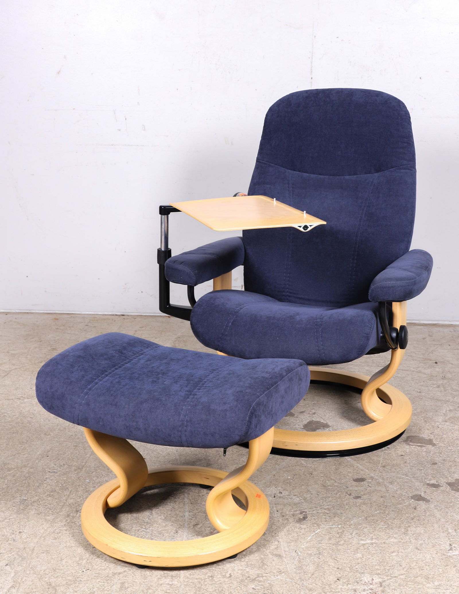 Ekornes Stressless lounge chair and ottoman (1 of 3)