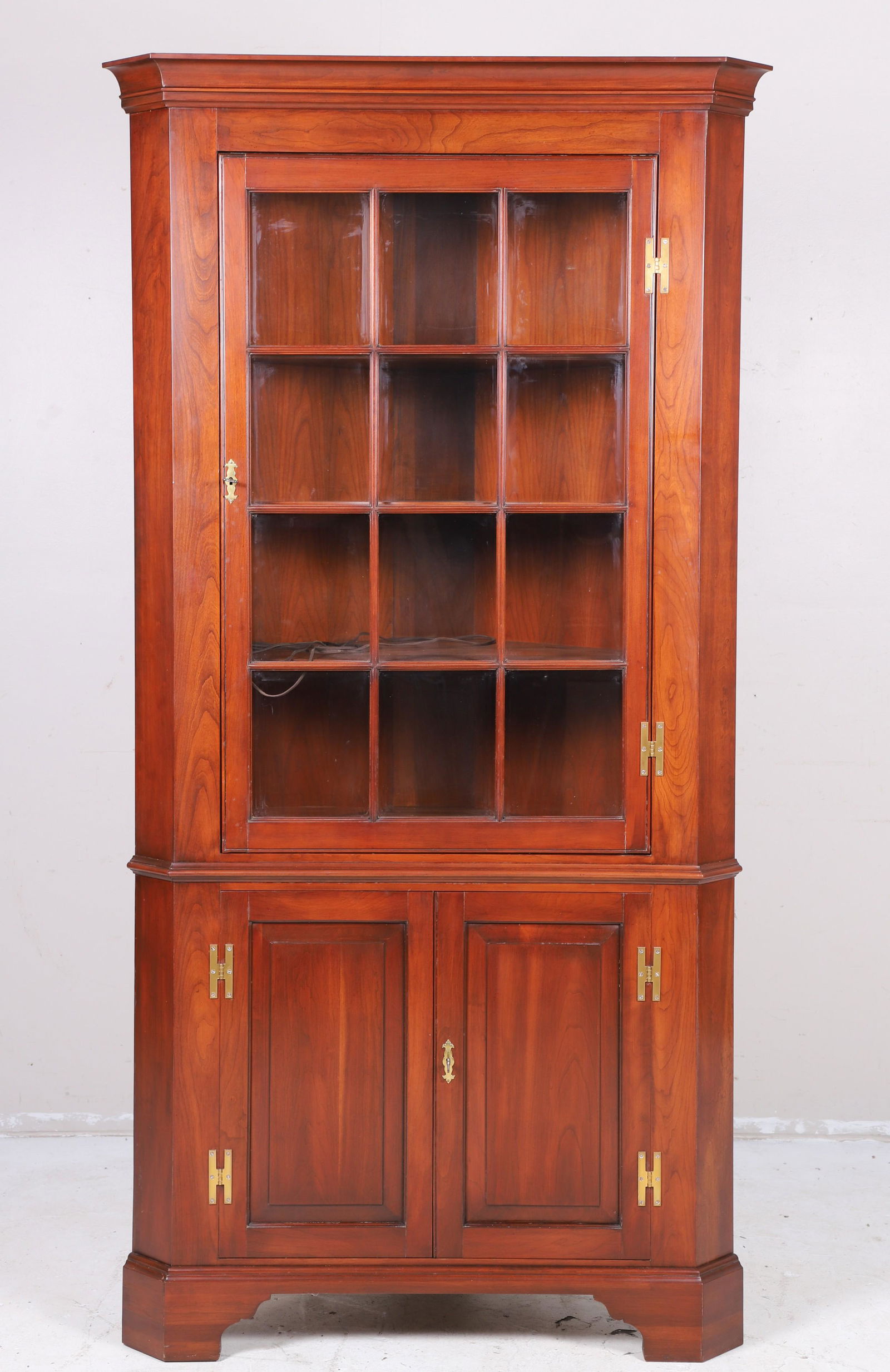 Henkel Harris cherry 1-pc corner cabinet (1 of 5)