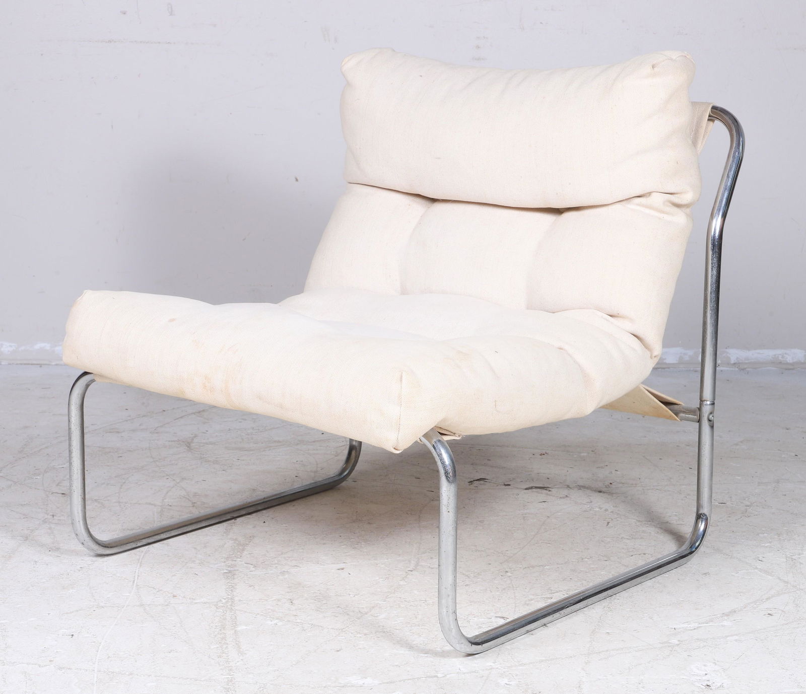 Modern Design tubular chrome lounge chair (1 of 2)
