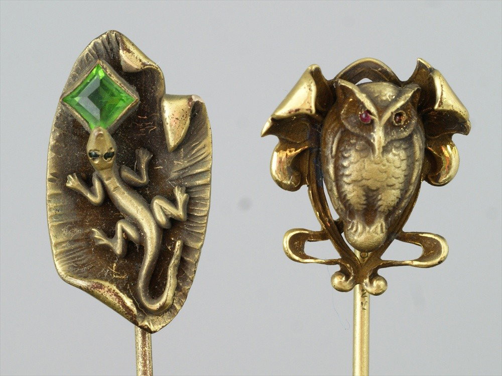 (2) YGF stickpins, lizard with green stone, owl : (2) YGF stickpins, lizard with green stone, owl with red stone eyes