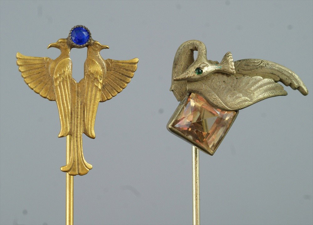 (2) YGF stickpins, birds with colored stones: (2) YGF stickpins, birds with colored stones