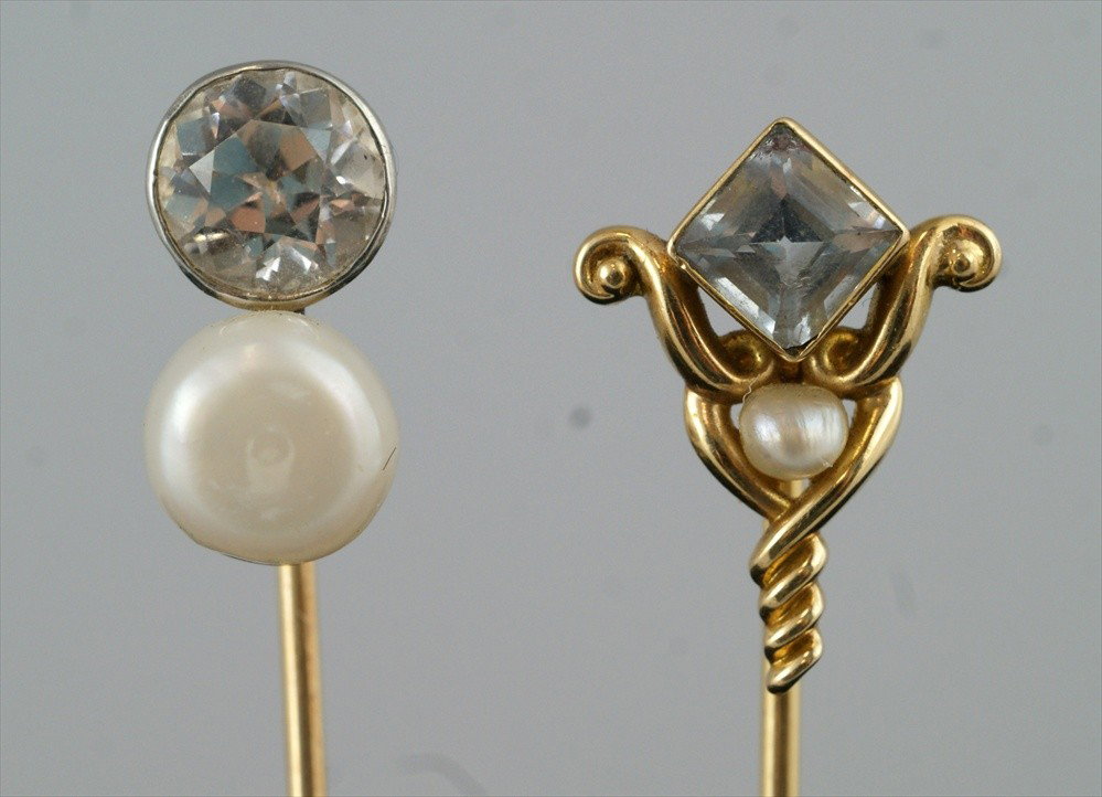 (2) Unmarked YG stickpins, each with a colored s: (2) Unmarked YG stickpins, each with a colored stone and a pearl, 3.3 dwt
