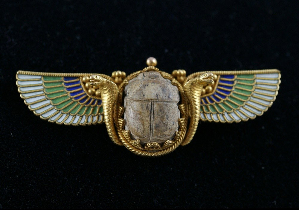 High karat unmarked YG Egyptian Revival winged s: High karat unmarked YG Egyptian Revival winged scarab bar pin, carved stone scarab flanked by serpents, 1 7/8" long, 11/16" h, glyphs on back of scarab, 6.9 dwt