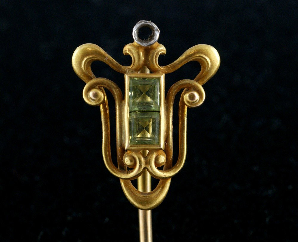 Unmarked YG stickpin, 2 pale green stones, missi: Unmarked YG stickpin, 2 pale green stones, missing a stone at top, 1.6 dwt
