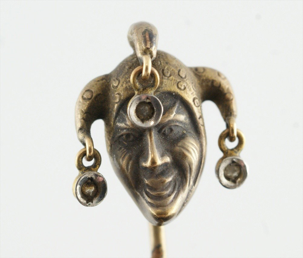 Unmarked YG stickpin, jesters head, 3 tassels wi: Unmarked YG stickpin, jesters head, 3 tassels with tiny stones, 1.1 dwt