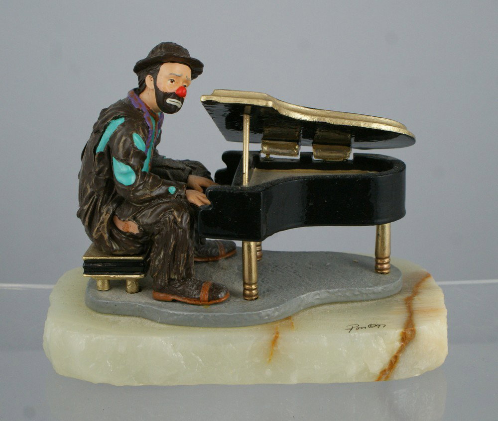 Emmett Kelly with baby grand piano, Ron Lee figur: Emmett Kelly with baby grand piano, Ron Lee figurine, signed Ron '97, 125/950, 6" tall