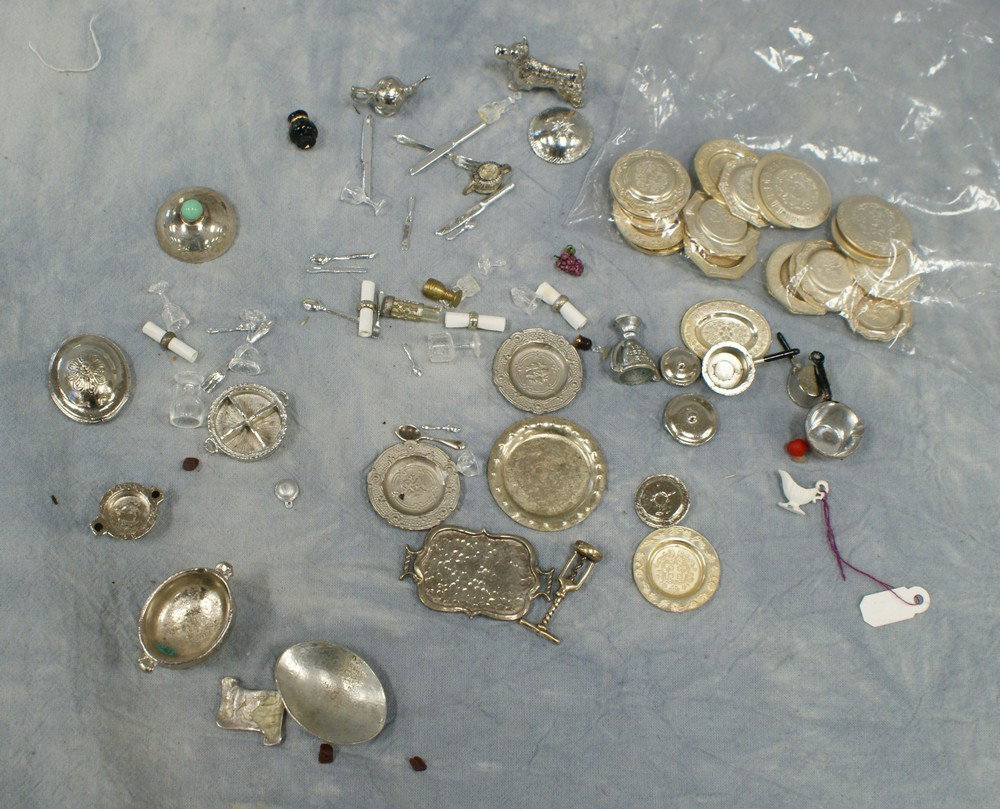 Lot of assorted mixed metal dinnerware pieces, t: Lot of assorted mixed metal dinnerware pieces, tallest 1"