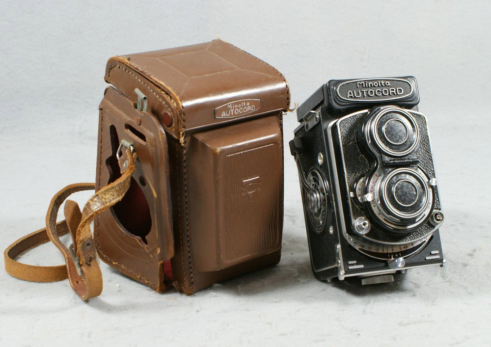 Minolta Autocord TLR camera, SN 179731, 75mm f3.5: Minolta Autocord TLR camera, SN 179731, 75mm f3.5 Nikkor lens No 2223535, with original leather case, loose stitching