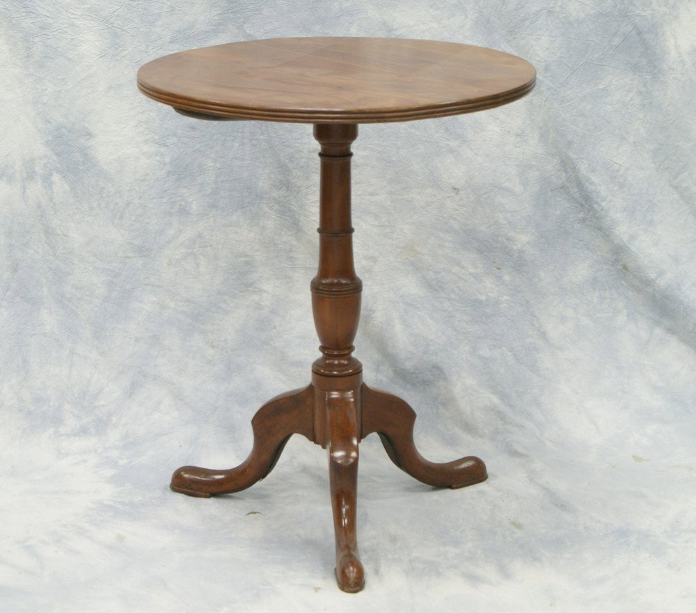 Round mahogany American Federal candlestand, reed: Round mahogany American Federal candlestand, reeded edge top, urn turned stem, 23 3/4" d, late 18th c
