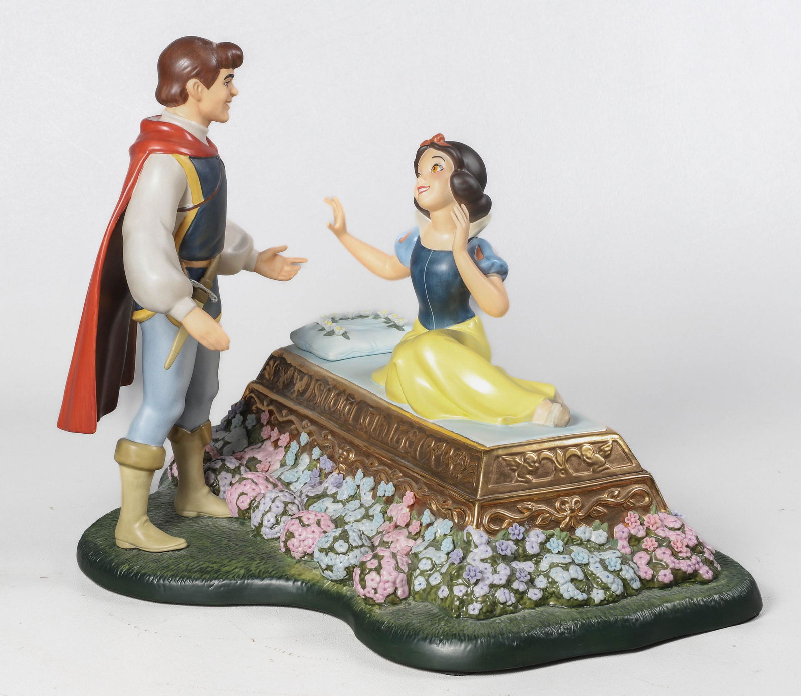 Disney Snow White "A Kiss Brings Love Anew" Figure (1 of 8)