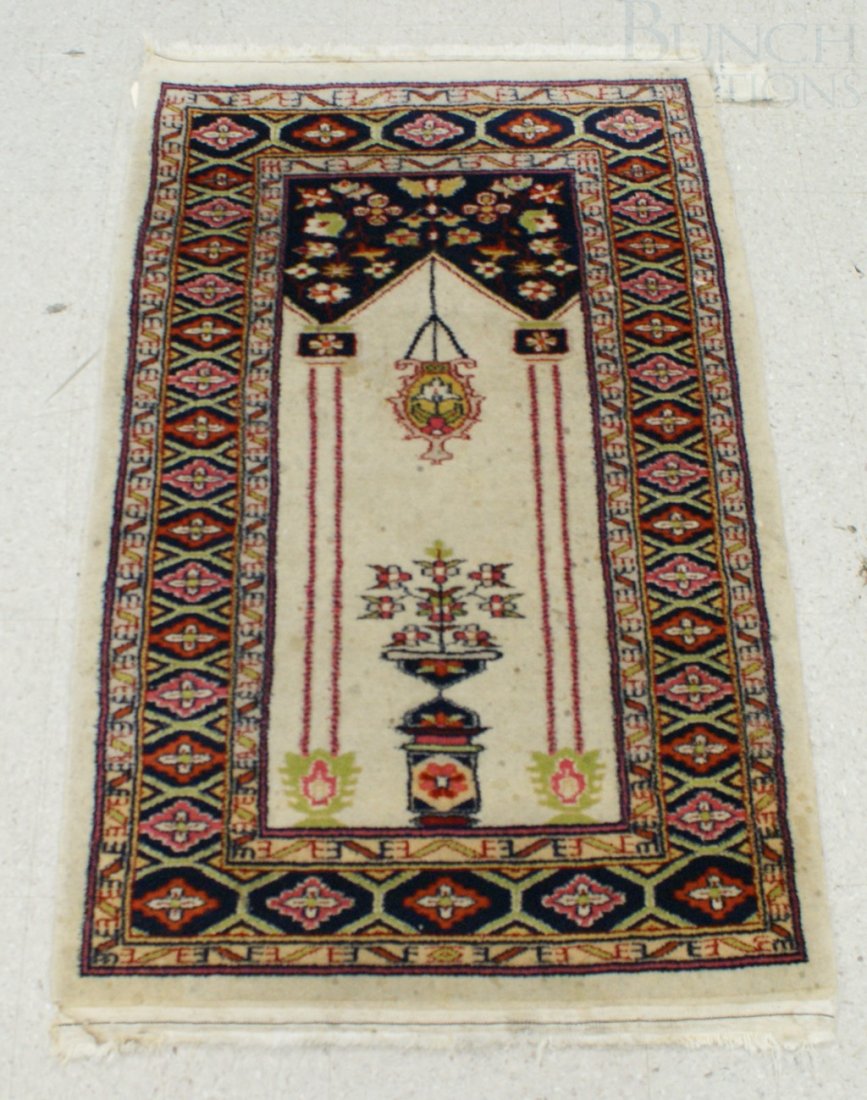2'7" x 4'2" Pakistani throw rug: 2'7" x 4'2" Pakistani throw rug